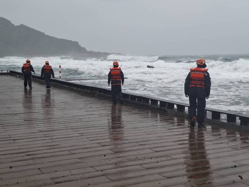新北市贡寮区龙洞一支矶钓场元旦午后传出1名钓客被浪卷走意外，海巡官兵持续在龙洞海域搜救中。（记者林嘉东翻摄）