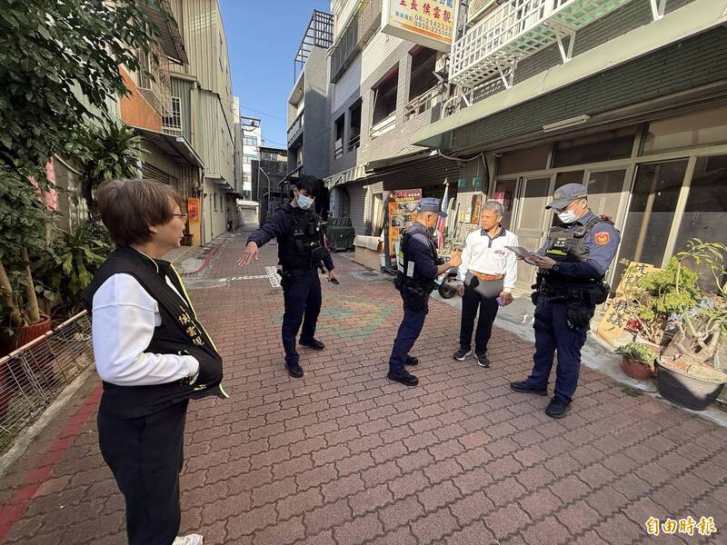 台南市一分局员警到场查处东区大同里长侯云靓（左1）与大同社区理事长王章记（右2）之间对社区经费核销问题的争执。（记者王俊忠摄）