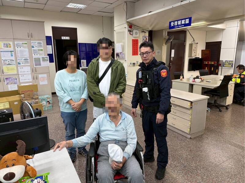 警方帮助赖姓老翁返家。(记者王冠仁翻摄) 警方帮助赖姓老翁返家。(记者王冠仁翻摄)