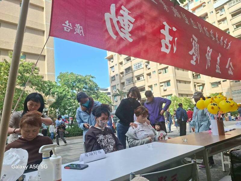 2025年時尚美容專才培訓新住民專班學員走進永康社區市集提供民眾公益舒壓服務。（大台南美姿禮儀造型職業工會提供）