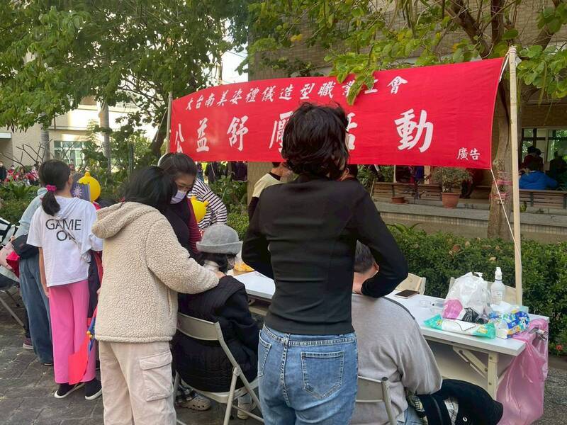 2025年時尚美容專才培訓新住民專班學員走進永康社區市集提供民眾公益舒壓服務。（大台南美姿禮儀造型職業工會提供）