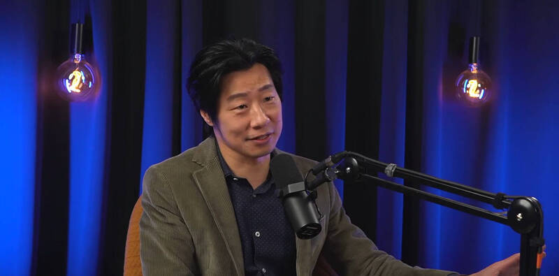 我國駐芬蘭代表林昶佐接受芬蘭知名Podcast節目「Futucast」專訪。（圖擷取自Futucast YouTube）