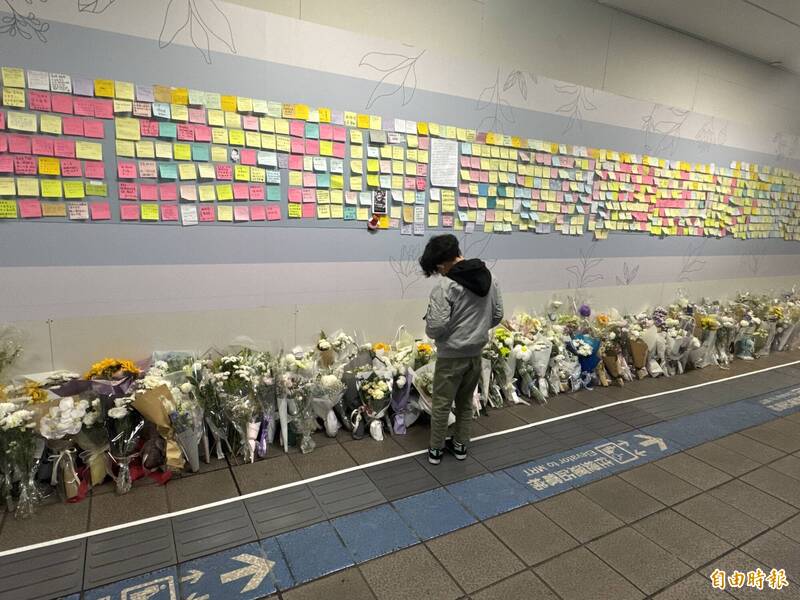獻花留言把握時間！余家昶悼念牆到1/2中午  590張卡片送告別式