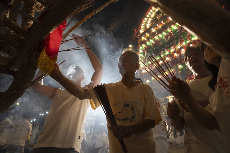 中國以「算命改運」的詐團用AI算命，5萬多人受騙。廟宇上香示意照。（歐新社）