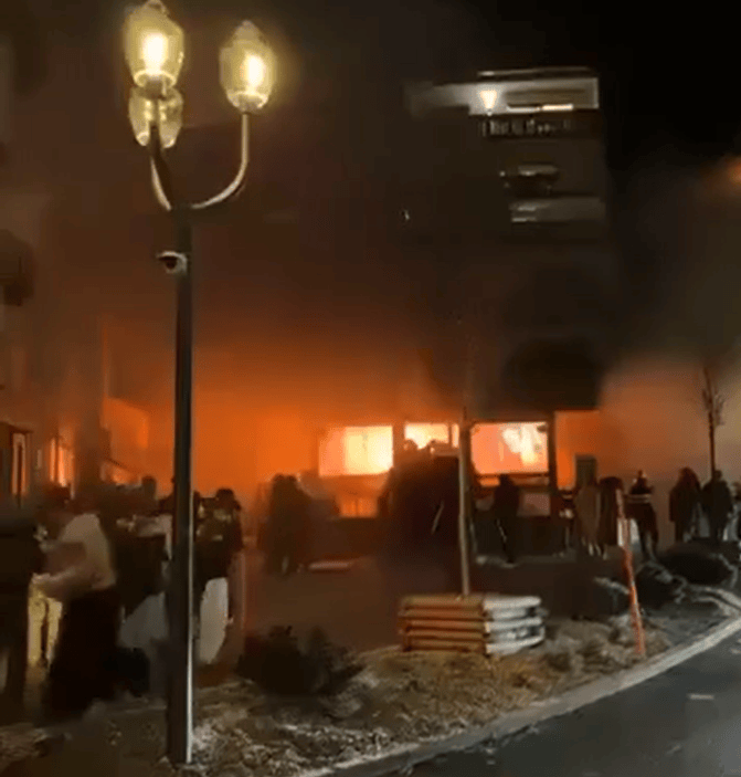 瑞士奢華滑雪勝地克萊恩-蒙塔納（Crans-Montana）的「星座」酒吧在跨年夜發生奪命爆炸，造成數十死、逾百傷。（擷取自X平台）