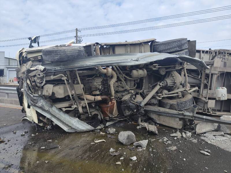 台17線雙園大橋前砂石車「砰」一聲爆胎自撞 運將命大僅受輕傷