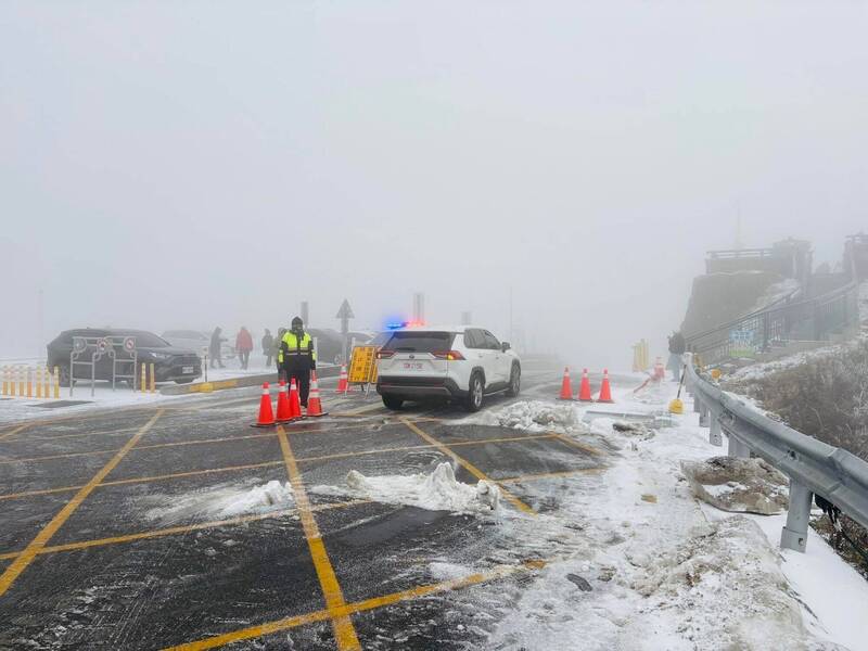 「警察小姐姐」在武岭寒风中执勤又被网友目击拍照。（图撷自「中横路况资讯交通站」脸书粉专）