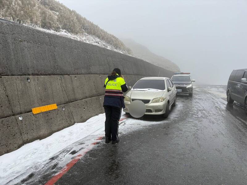 有网友拍到「警察小姐姐」背影，从其马尾确认是女警。（图撷自「中横路况资讯交通站」脸书粉专）