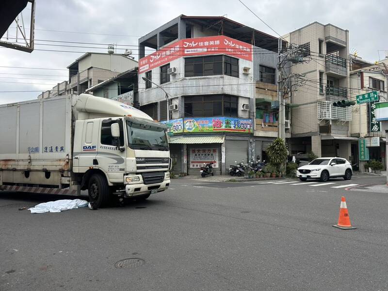 疑內輪差釀禍!屏東大貨車與微型電動二輪車碰撞 女騎士被輾斃