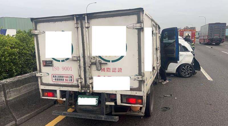 国道1号彰化路段3车追撞意外，造成2人受困车内轻伤送医。（民众提供）