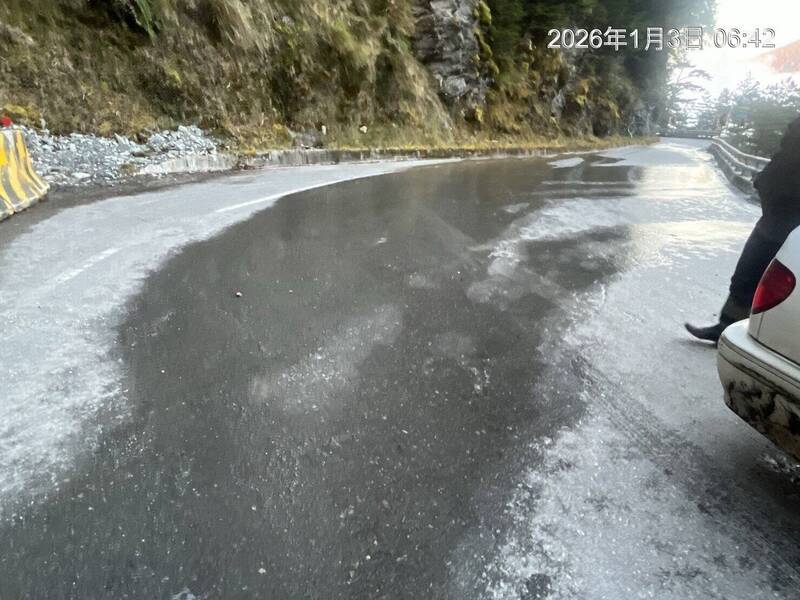 凍到路面結冰! 南橫埡口至向陽預警性封路