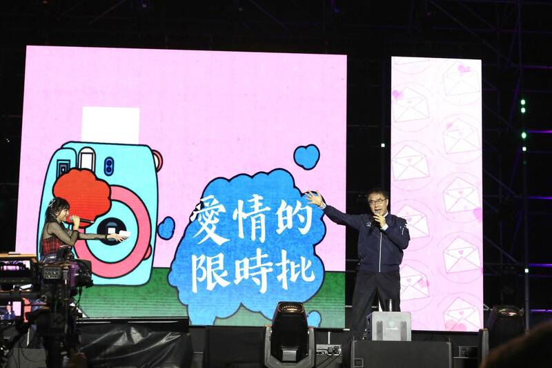 跨年彩蛋!黃偉哲即興開唱「台南伍佰」意外拿下收視亞軍