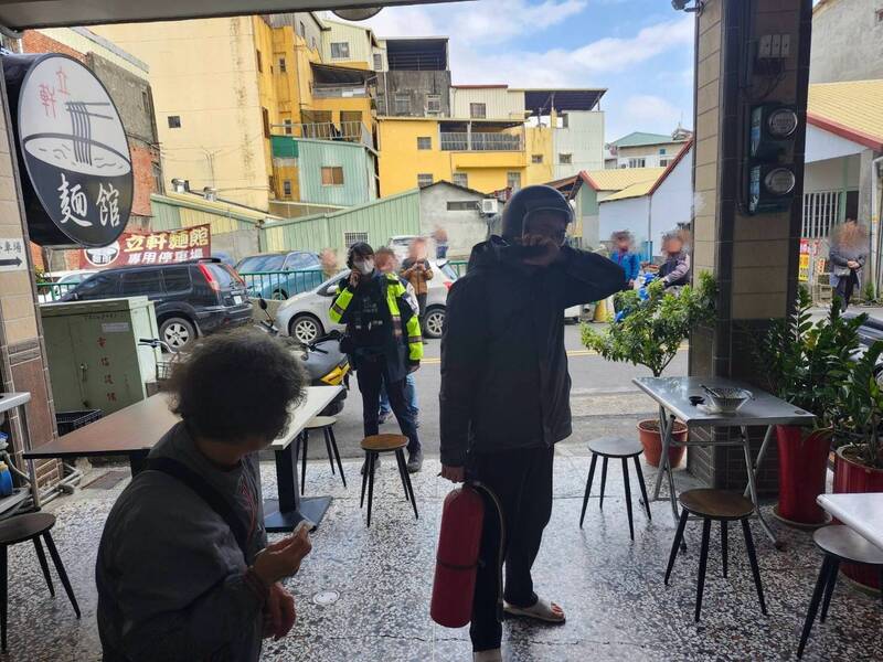 偵查佐休假買午餐 見店家起火掄起滅火器撲滅