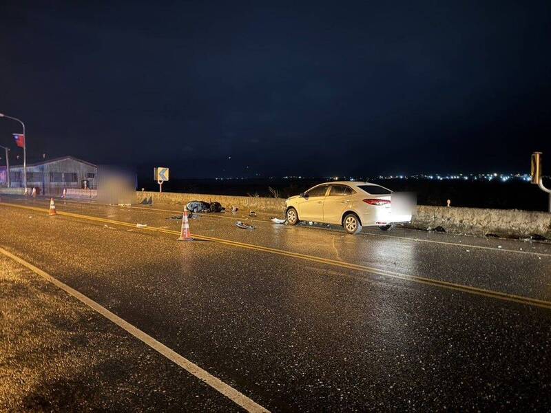 花莲玉里镇乐合溪桥南端昨晚车祸,机车骑士因自摔滑到对面南下车道,遭迎面而来的轿车撞击,头部重伤送医不治。(警方提供) 花莲玉里镇乐合溪桥南端昨晚车祸,机车骑士因自摔滑到对面南下车道,遭迎面而来的轿车撞击,头部重伤送医不治。(警方提供)