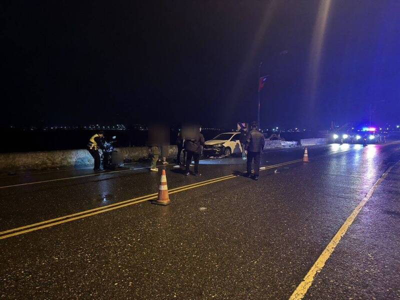 花莲玉里镇乐合溪桥南端昨晚车祸,机车骑士因自摔滑到对面南下车道,遭迎面而来的轿车撞击,头部重伤送医不治。(警方提供) 花莲玉里镇乐合溪桥南端昨晚车祸,机车骑士因自摔滑到对面南下车道,遭迎面而来的轿车撞击,头部重伤送医不治。(警方提供)