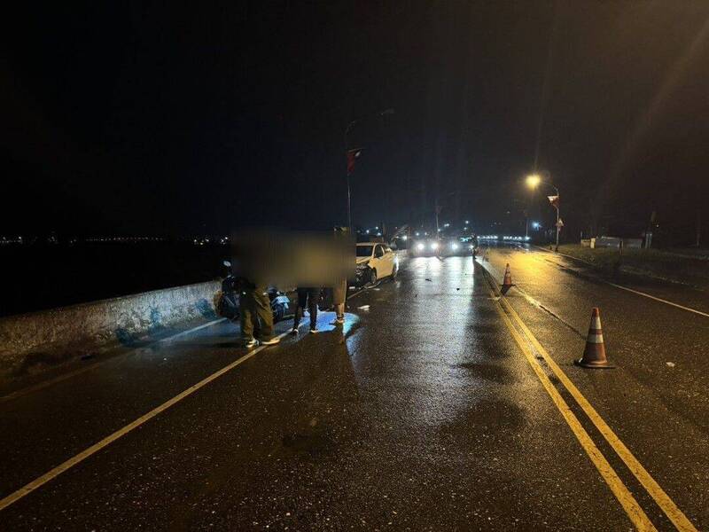 花莲玉里镇乐合溪桥南端昨晚车祸,机车骑士因自摔滑到对面南下车道,遭迎面而来的轿车撞击,头部重伤送医不治。(警方提供) 花莲玉里镇乐合溪桥南端昨晚车祸,机车骑士因自摔滑到对面南下车道,遭迎面而来的轿车撞击,头部重伤送医不治。(警方提供)