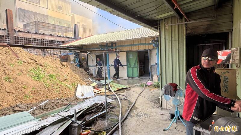 工人(右)逃生手部受灼伤,赶紧用清水冲洗。(记者杨金城摄) 工人(右)逃生手部受灼伤,赶紧用清水冲洗。(记者杨金城摄)