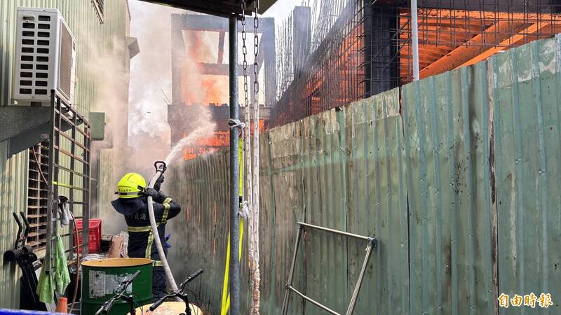 出水防护隔壁民宅。(记者杨金城摄) 出水防护隔壁民宅。(记者杨金城摄)