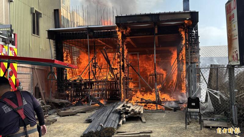 东山日照中心工地起火,火势猛烈。(记者杨金城摄) 东山日照中心工地起火,火势猛烈。(记者杨金城摄)