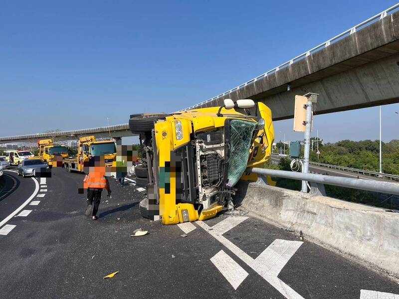 1辆营业半联结车从国1北向台南系统汇国8西行时,疑车速过快自撞护栏侧翻,西行匝道全线封闭处理。(读者提供) 1辆营业半联结车从国1北向台南系统汇国8西行时,疑车速过快自撞护栏侧翻,西行匝道全线封闭处理。(读者提供)