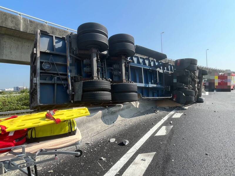 1辆营业半联结车从国1北向台南系统汇国8西行时,疑车速过快自撞护栏侧翻。(读者提供) 1辆营业半联结车从国1北向台南系统汇国8西行时,疑车速过快自撞护栏侧翻。(读者提供)