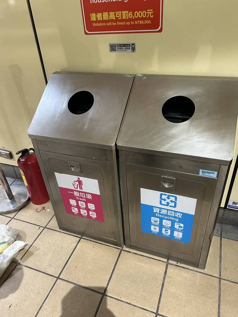 1名15岁少年今日上午行经新北市顶溪捷运站时,疑似点燃卫生纸丢入站内的垃圾桶引发火警。(记者郑景议翻摄) 1名15岁少年今日上午行经新北市顶溪捷运站时,疑似点燃卫生纸丢入站内的垃圾桶引发火警。(记者郑景议翻摄)