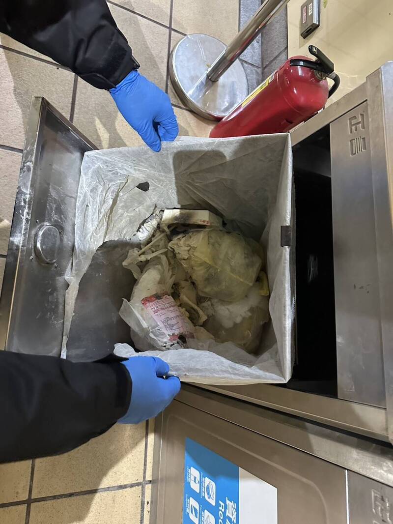 少年进入顶溪捷运站后,疑似将点燃的卫生纸丢进站内的垃圾桶,造成桶内垃圾起火闷烧。(记者郑景议翻摄) 少年进入顶溪捷运站后,疑似将点燃的卫生纸丢进站内的垃圾桶,造成桶内垃圾起火闷烧。(记者郑景议翻摄)