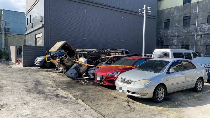 警方将火警现场围起封锁线。(记者徐圣伦翻摄) 警方将火警现场围起封锁线。(记者徐圣伦翻摄)