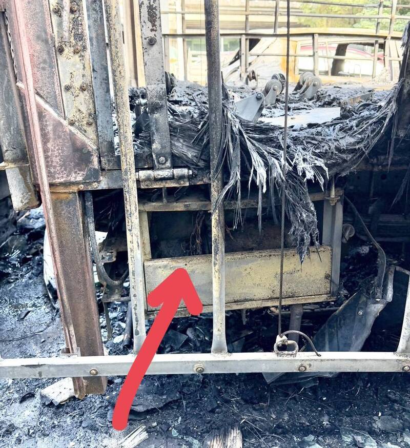 消防人员发现升降板马达有短路现象。(记者徐圣伦翻摄) 消防人员发现升降板马达有短路现象。(记者徐圣伦翻摄)