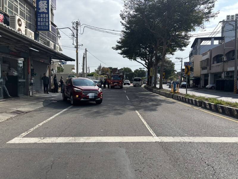 现场民众调来堆高机抬车,将陈女救出。(民众提供) 现场民众调来堆高机抬车,将陈女救出。(民众提供)