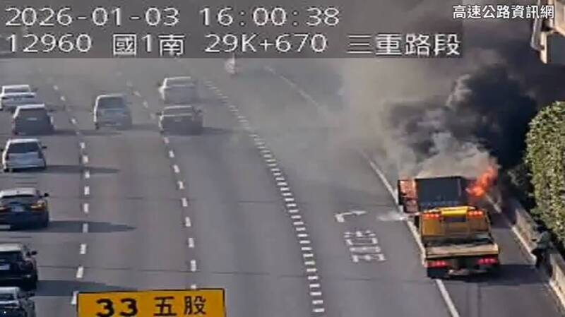 监视器拍下火烧车。(记者徐圣伦翻摄) 监视器拍下火烧车。(记者徐圣伦翻摄)