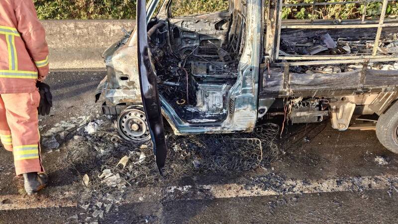 床垫卡车底导致起火燃烧。(记者徐圣伦翻摄) 床垫卡车底导致起火燃烧。(记者徐圣伦翻摄)