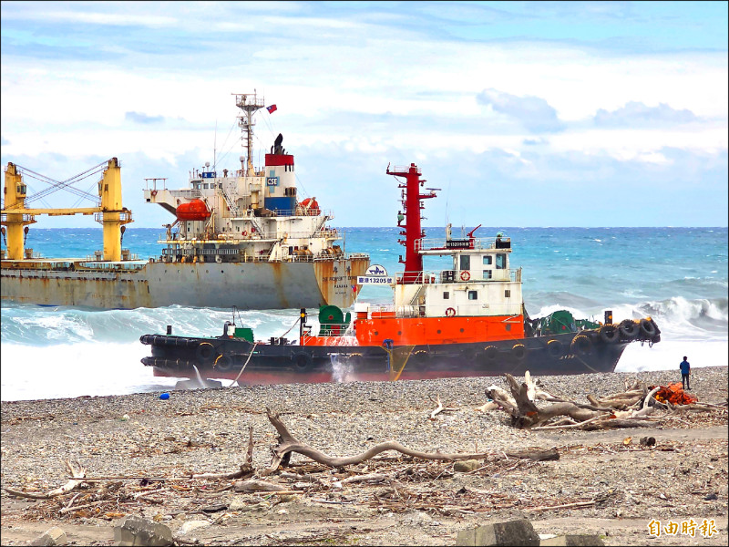 貨船花蓮擱淺 救援拖船也陷灘岸