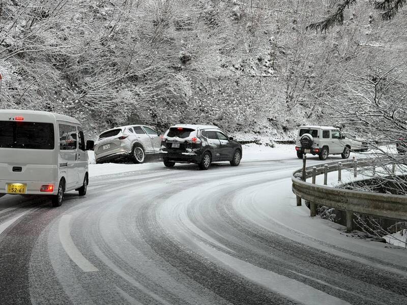 三峰神社附近發生車輛打滑等交通事故。（圖擷自「@GiyuuMr」X帳號）