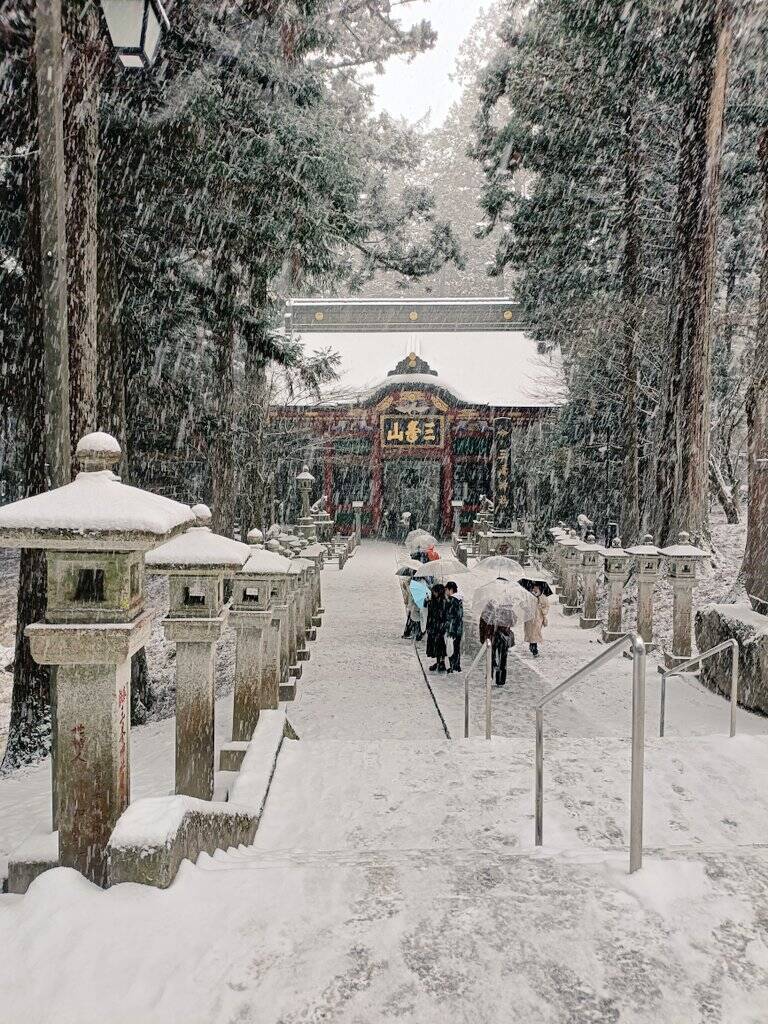三峰神社有大量積雪。（圖擷自「@MrMacgyver2」X帳號）