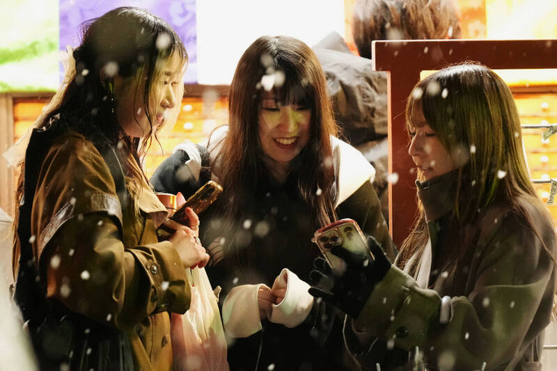 日本東京與橫濱下初雪 淺草寺雪花飛舞