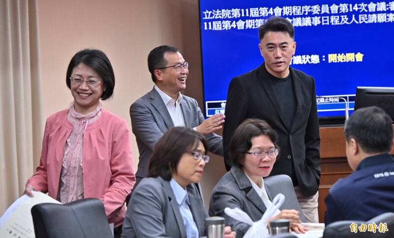 2028若政黨輪替需不需要堅強國防？ 粉專讚黃暐瀚「突破盲腸」