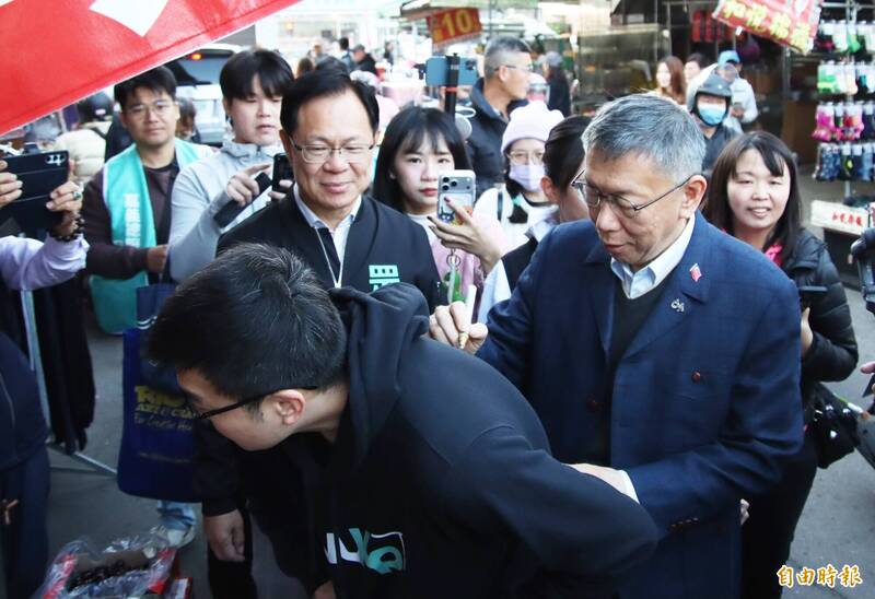 宣布「Long Stay」嘉義後首日 柯文哲偕張啓楷一早衝菜市場拜票