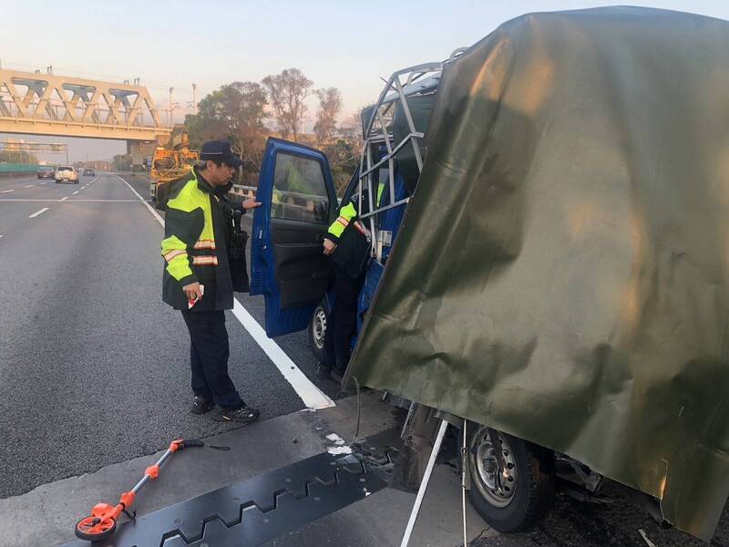 小货车被撞得歪七扭八。（民众提供）