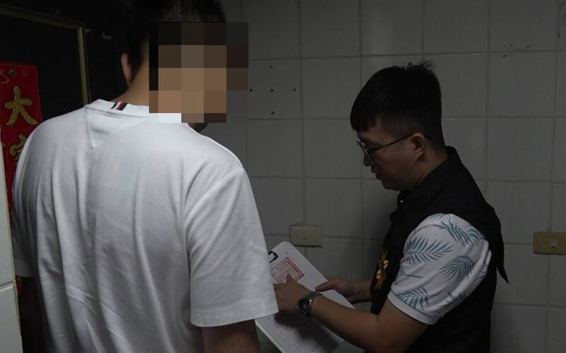 刑事局中打破获以陈姓男子（左）为首的跨国大麻贩毒集团，去年9月逮捕陈姓主嫌。（记者陈建志翻摄）