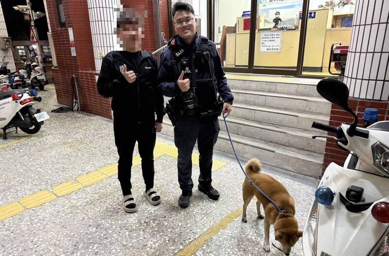 南门派出所员警帮迷途柴犬找到饲主。(图由嘉市警方提供) 南门派出所员警帮迷途柴犬找到饲主。(图由嘉市警方提供)