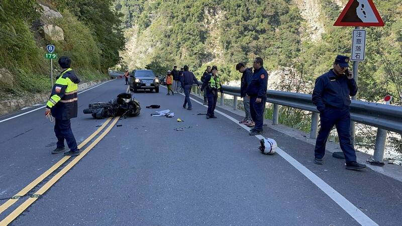 台八线中横公路179公里靠近花莲太鲁阁溪畔路段,今早发生一起车祸意外。(民众提供) 台八线中横公路179公里靠近花莲太鲁阁溪畔路段,今早发生一起车祸意外。(民众提供)