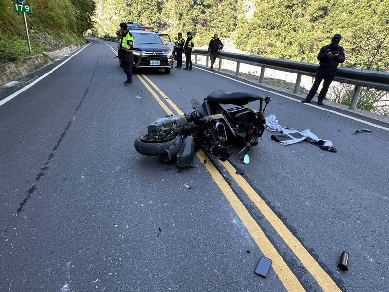 台八线中横公路179公里靠近花莲太鲁阁溪畔路段,今早发生一起车祸意外。(民众提供) 台八线中横公路179公里靠近花莲太鲁阁溪畔路段,今早发生一起车祸意外。(民众提供)