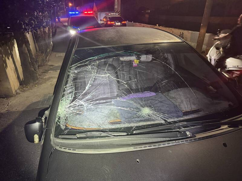 肇事轿车挡风玻璃碎裂。(图由警方提供) 肇事轿车挡风玻璃碎裂。(图由警方提供)