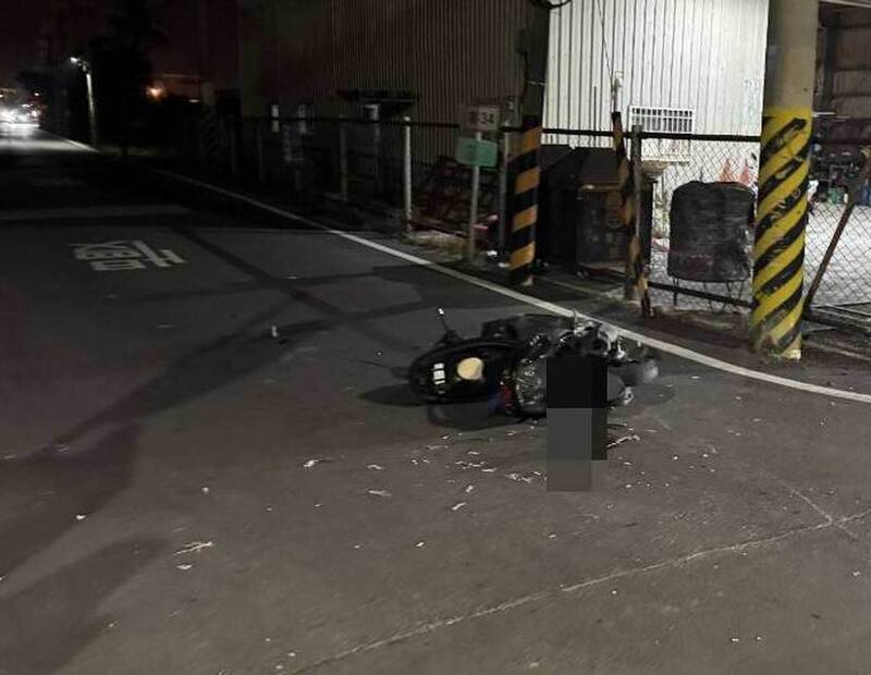 父子共乘机车在路口被轿车撞飞。(图由警方提供) 父子共乘机车在路口被轿车撞飞。(图由警方提供)