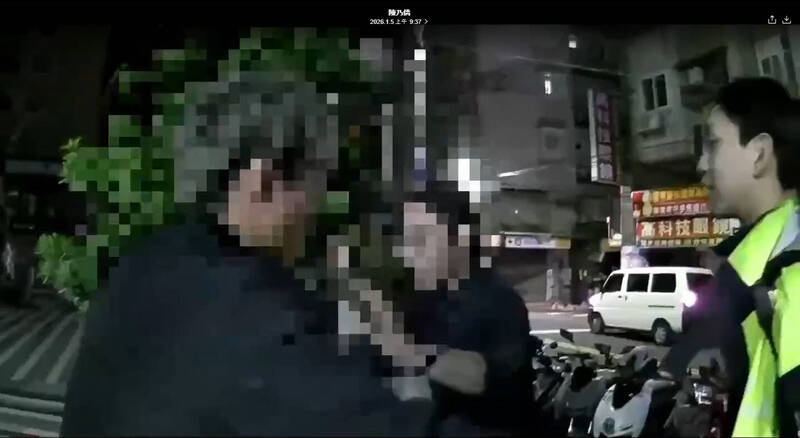 爛醉發酒瘋衝超商咆哮亂搥 淡水警壓制醉漢保護管束