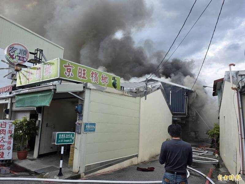 花莲市重庆路205巷一处平房今天下午传出火警,火烟窜天。(记者花孟璟摄) 花莲市重庆路205巷一处平房今天下午传出火警,火烟窜天。(记者花孟璟摄)
