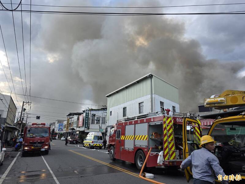 花蓮重慶路老舊社區起火 火勢猛烈濃煙竄天