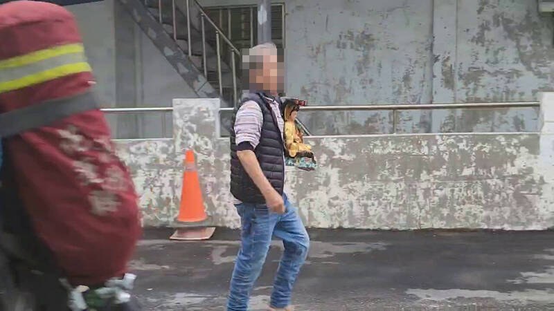 圖說：花蓮市重慶路205巷一處平房今天下午傳出火警，火煙竄天，有附近住戶連忙帶著神像、香爐逃生。（民眾提供）