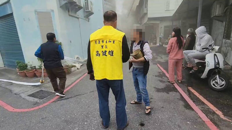 圖說：花蓮市重慶路205巷一處平房今天下午傳出火警，火煙竄天，有附近住戶連忙帶著神像、香爐逃生。（民眾提供）